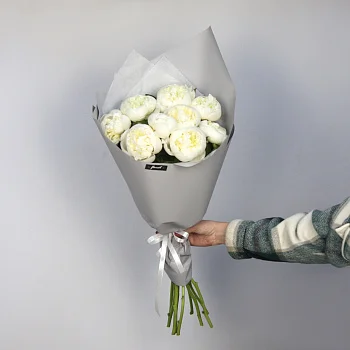 Букет из 9 белых пионов Дюшес
