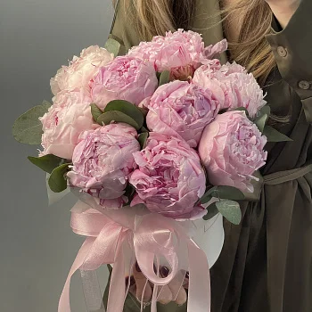 Букет в шляпной коробке из 9 пионов