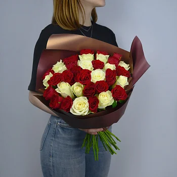 Букет из 35 белых и красных роз 40см (Кения)