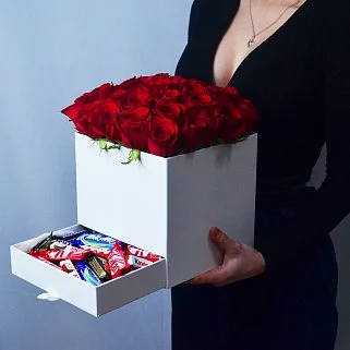 Цветочная композиция из 35 красных роз и сладостей