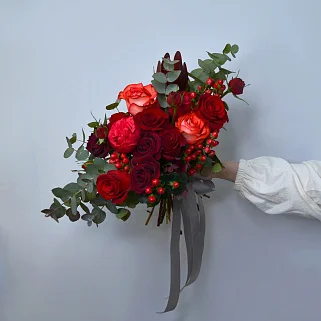 Красный раскидистый свадебный букет невесты