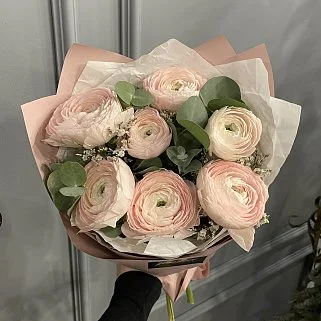 Букет из 7 ранункулюсов и лимониума