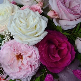 Яркая цветочная композиция со сладостями