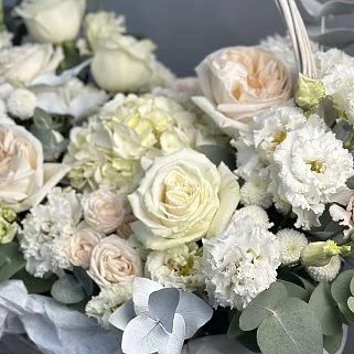 Корзина с пионовидными розами Эмили