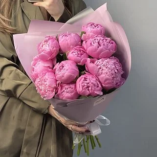 Букет из 11 ярко-розовых пионов