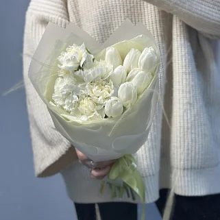 Дуо-букет белых тюльпанов и гвоздик S