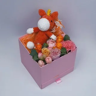 Цветочная композиция с единорогом и маршмеллоу