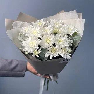 Букет из 3 кустовых хризантем Baltica и эвкалипта