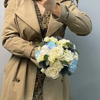 Бело-голубой свадебный букет невесты