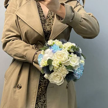 Бело-голубой свадебный букет невесты