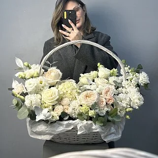 Корзина с пионовидными розами Эмили