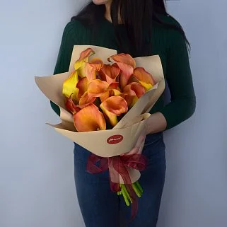 Букет из 15 оранжевых калл