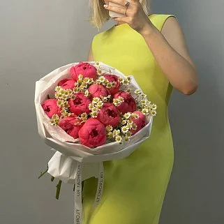Букет из 11 пионов Coral Sunset и матрикарии