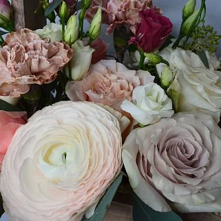 Цветочная композиция со сладостями