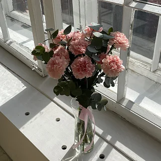 Интерьерный букет из 15 розовых гвоздик и эвкалипта