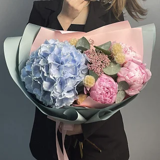 Садовый сборный букет с гортензией и пионами