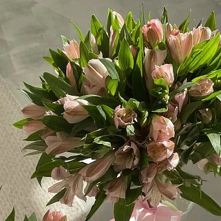 Интерьерный букет из 15 розовых альстромерий