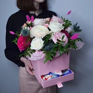 Яркая цветочная композиция со сладостями