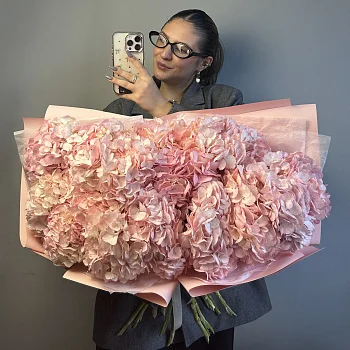 Букет из 15 розовых гортензий