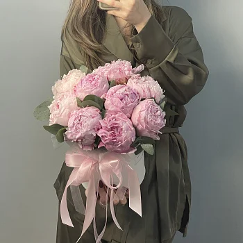 Букет в шляпной коробке из 9 пионов