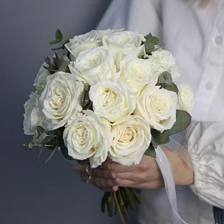 Свадебный букет невесты из 15 роз Playa Blanca и эвкалипта