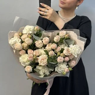 Дуо-букет роз Bombastic и белых гвоздик M