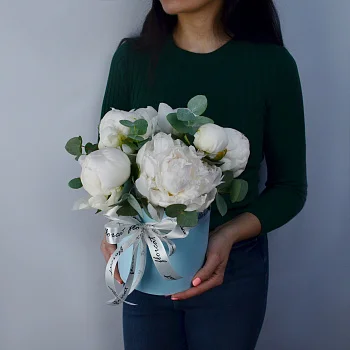 Букет в шляпной коробке из 9 белых пионов