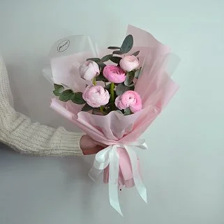 Букет из 5 ранункулюсов
