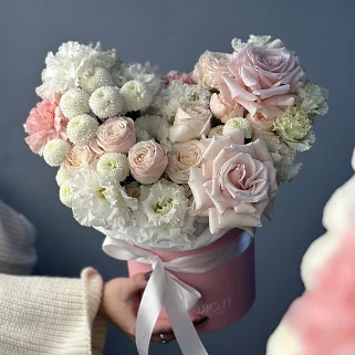 Розовая цветочная композиция