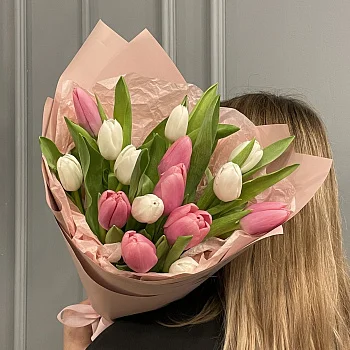 Букет из 15 розовых и белых тюльпанов (микс)