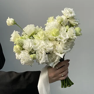 Лицевой свадебный букет невесты из эустомы