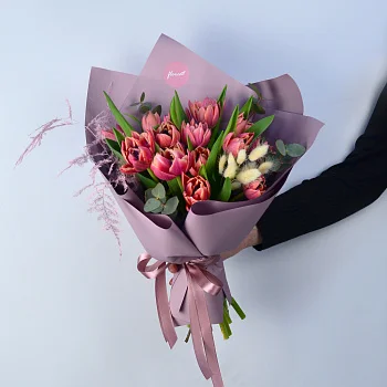 Букет из 17 пионовидных тюльпанов с аспарагусом