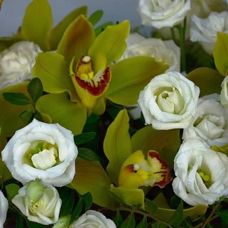 Корзина с орхидеями и эустомой