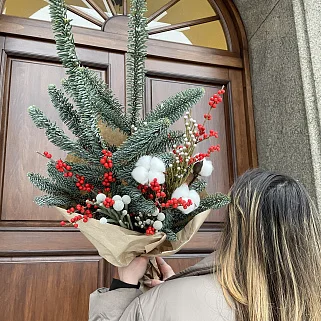 Зимний букет для дома с илексом и хлопком
