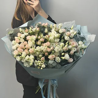 Дуо-букет эустомы и кустовой розы