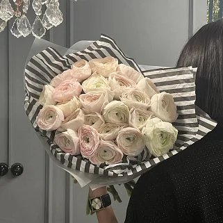 Букет из 25 ранункулюсов