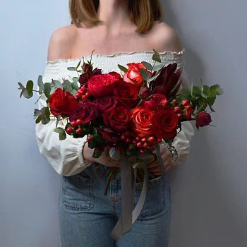 Красный раскидистый свадебный букет невесты