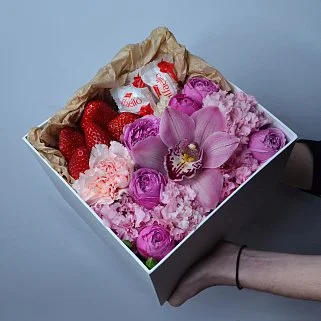 Цветочная композиция с орхидеей