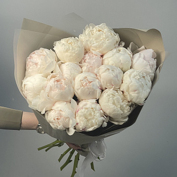 Букет из 15 белых пионов