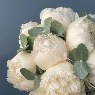 Свадебный букет невесты с белыми пионами