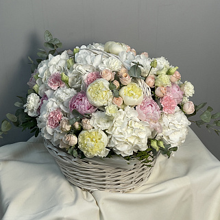 Садовая корзина с пионами