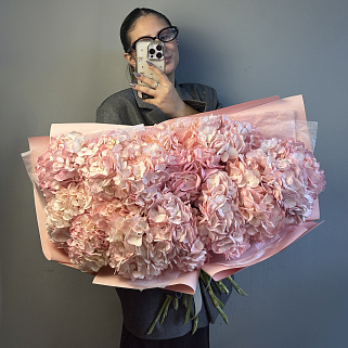 Букет из 15 розовых гортензий