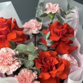 Дуо-букет французских роз Nina и гвоздик S