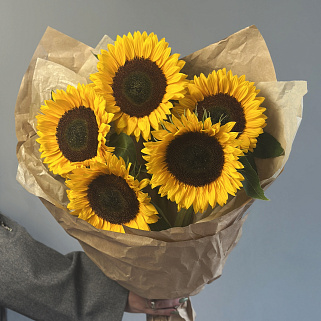 Солнечный букет из 5 подсолнухов
