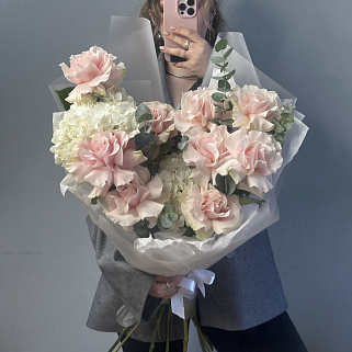 Дуо-букет французских роз Mondial и гортензий M