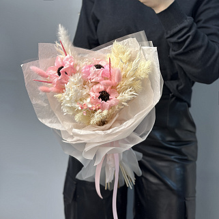 Светло-розовый букет сухоцветов