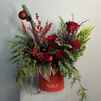 Зимняя композиция в алых оттенках