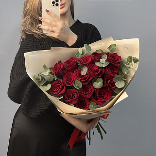Букет красных роз Explorer и эвкалипта M