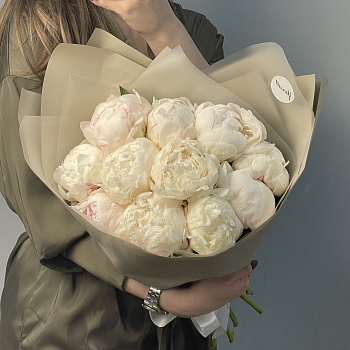 Букет из 11 белых пионов