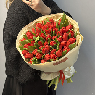 Букет из 51 красного тюльпана